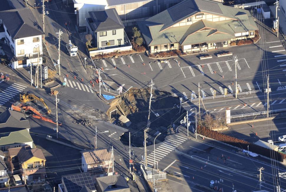 Peste 1 milion de cetățeni sunt rugați să folosească mai puțină apă, după ce o stradă s-a surpat și a înghițit un camion, în Japonia 949176