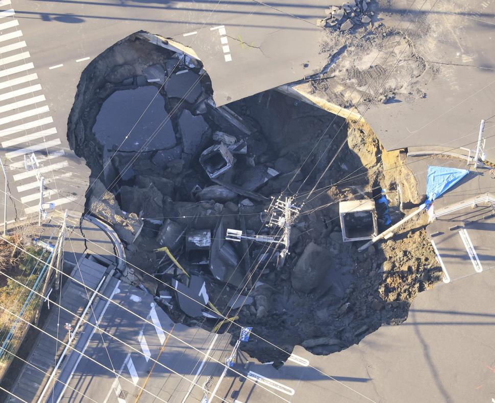 Peste 1 milion de cetățeni sunt rugați să folosească mai puțină apă, după ce o stradă s-a surpat și a înghițit un camion, în Japonia 949177