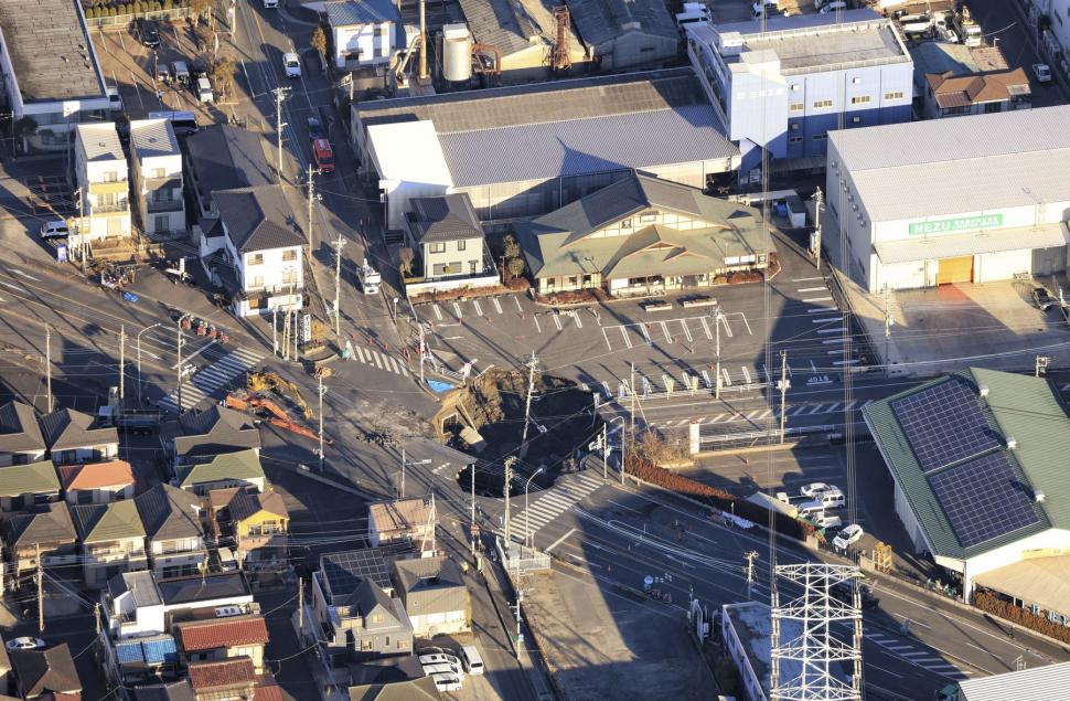 Peste 1 milion de cetățeni sunt rugați să folosească mai puțină apă, după ce o stradă s-a surpat și a înghițit un camion, în Japonia 949178