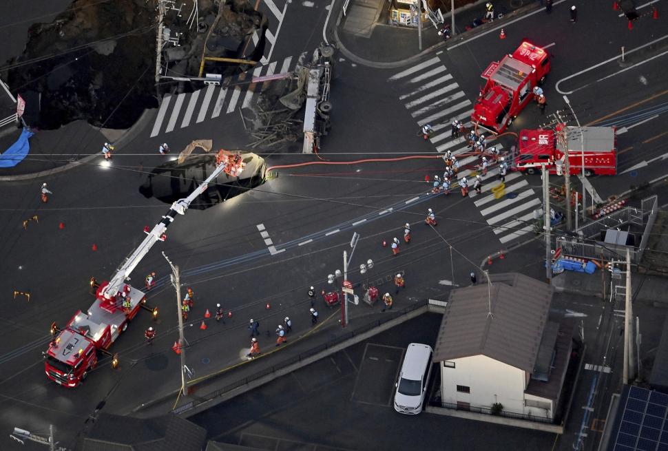 Peste 1 milion de cetățeni sunt rugați să folosească mai puțină apă, după ce o stradă s-a surpat și a înghițit un camion, în Japonia 949179