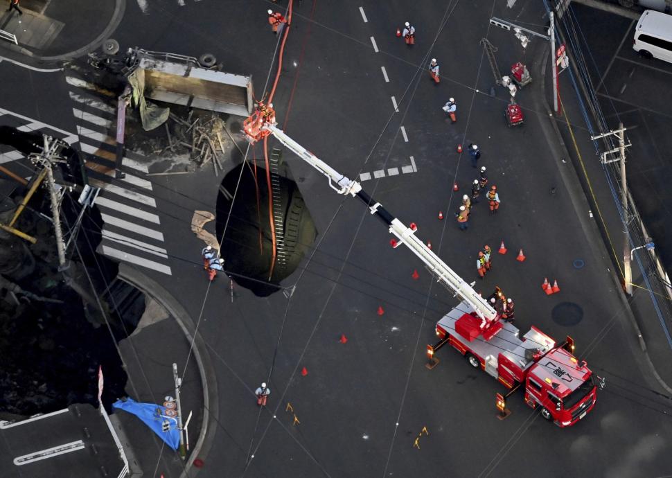 Peste 1 milion de cetățeni sunt rugați să folosească mai puțină apă, după ce o stradă s-a surpat și a înghițit un camion, în Japonia 949180