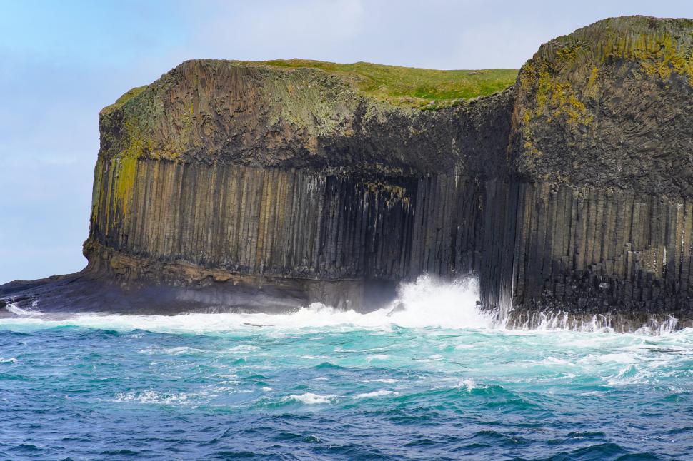 Peștera unică în lume care seamănă cu o catedrală în interior: E pe o insulă nelocuită din Europa, unde turiștii merg special să o vadă 949194