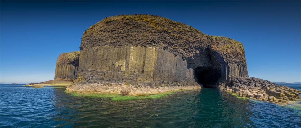 Peștera unică în lume care seamănă cu o catedrală în interior: E pe o insulă nelocuită din Europa, unde turiștii merg special să o vadă 949197