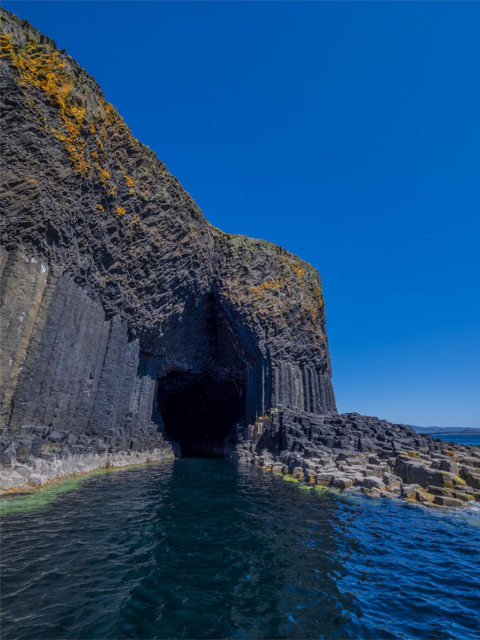 Peștera unică în lume care seamănă cu o catedrală în interior: E pe o insulă nelocuită din Europa, unde turiștii merg special să o vadă 949198