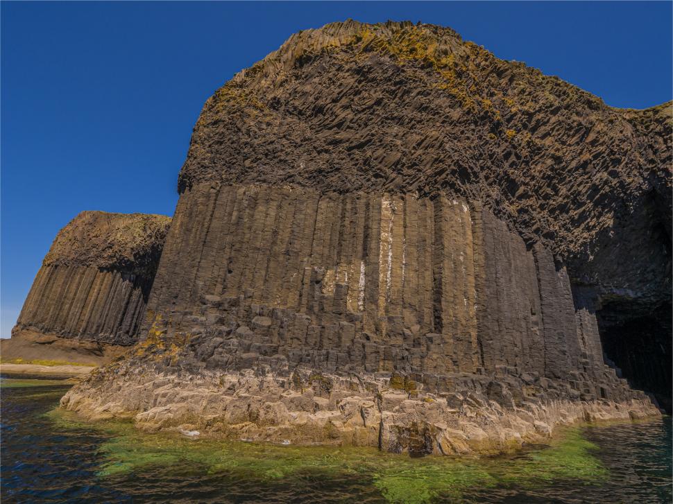 Peștera unică în lume care seamănă cu o catedrală în interior: E pe o insulă nelocuită din Europa, unde turiștii merg special să o vadă 949199