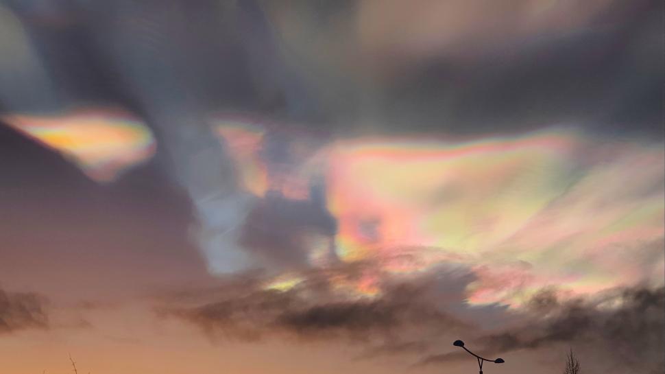 Imagini impresionante cu un fenomen atmosferic rar pe cer: Ce este „curcubeul de foc” și cum se formează 949231