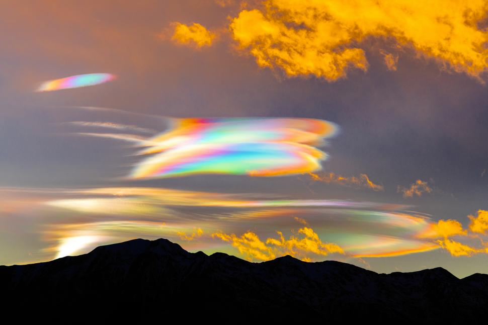 Imagini impresionante cu un fenomen atmosferic rar pe cer: Ce este „curcubeul de foc” și cum se formează 949237