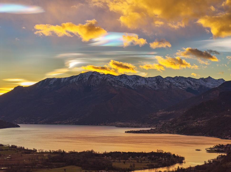 Imagini impresionante cu un fenomen atmosferic rar pe cer: Ce este „curcubeul de foc” și cum se formează 949238