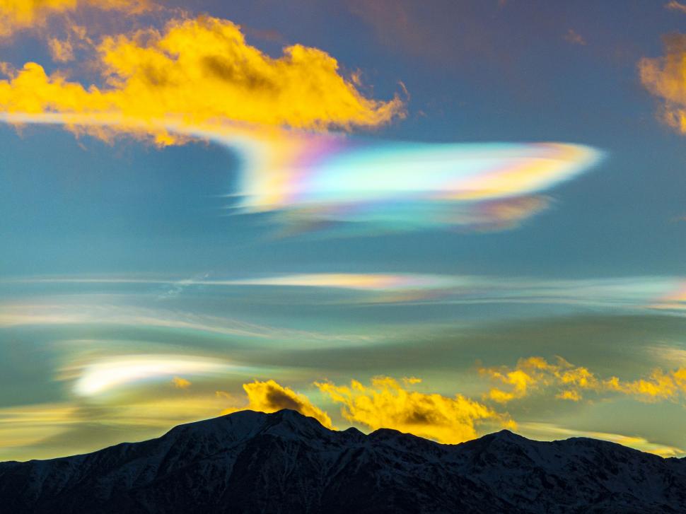 Imagini impresionante cu un fenomen atmosferic rar pe cer: Ce este „curcubeul de foc” și cum se formează 949240