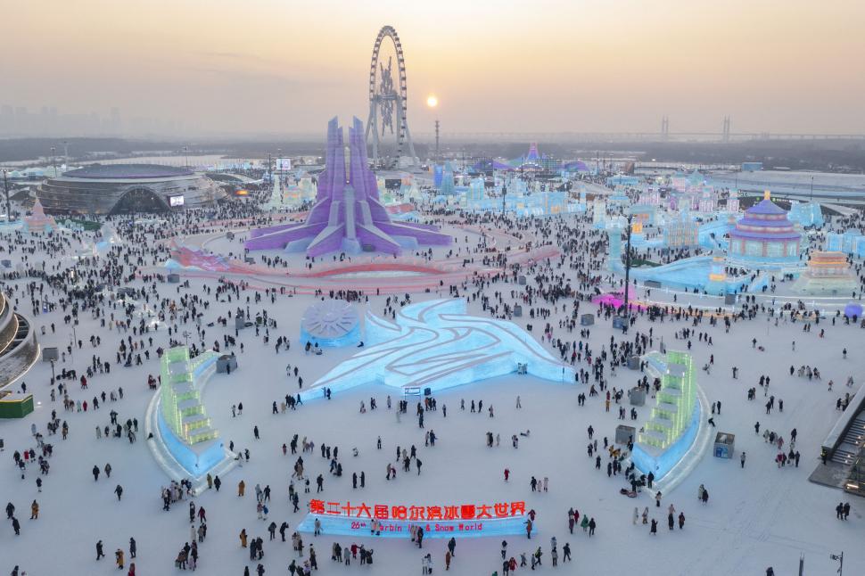 Imagini uluitoare cu Lumea Spectacolului de Gheață din Harbin. China este pregătită să găzduiască Jocurile Asiatice de Iarnă 2025 949443