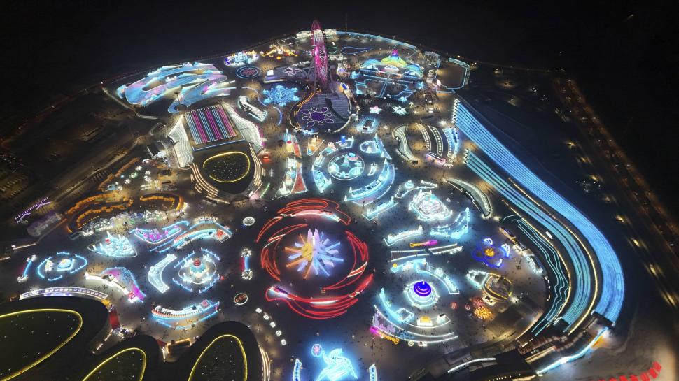 Imagini uluitoare cu Lumea Spectacolului de Gheață din Harbin. China este pregătită să găzduiască Jocurile Asiatice de Iarnă 2025 949449