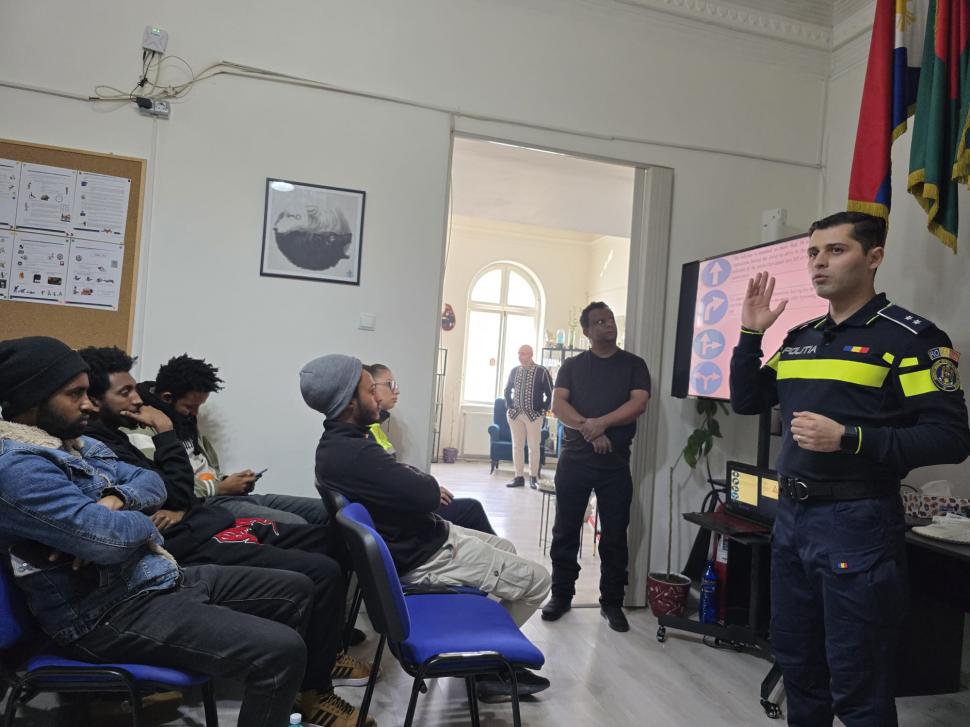 Livratorii asiatici și africani iau lecţii de circulaţie în Bucureşti. Câte accidente s-au produs, de fapt, din cauza lor 949299