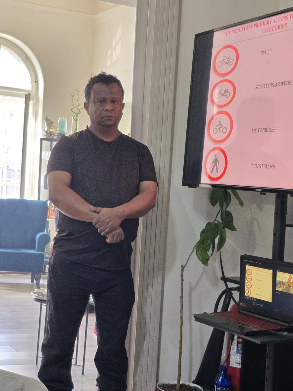 Livratorii asiatici și africani iau lecţii de circulaţie în Bucureşti. Câte accidente s-au produs, de fapt, din cauza lor 949300