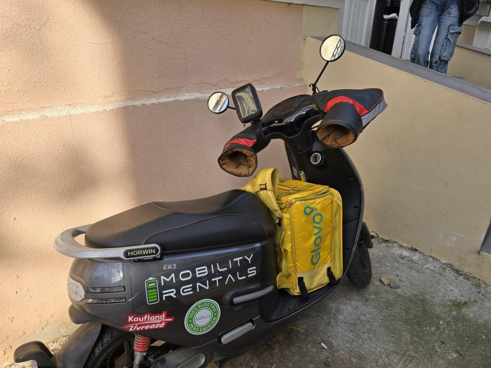 Livratorii asiatici și africani iau lecţii de circulaţie în Bucureşti. Câte accidente s-au produs, de fapt, din cauza lor 949306