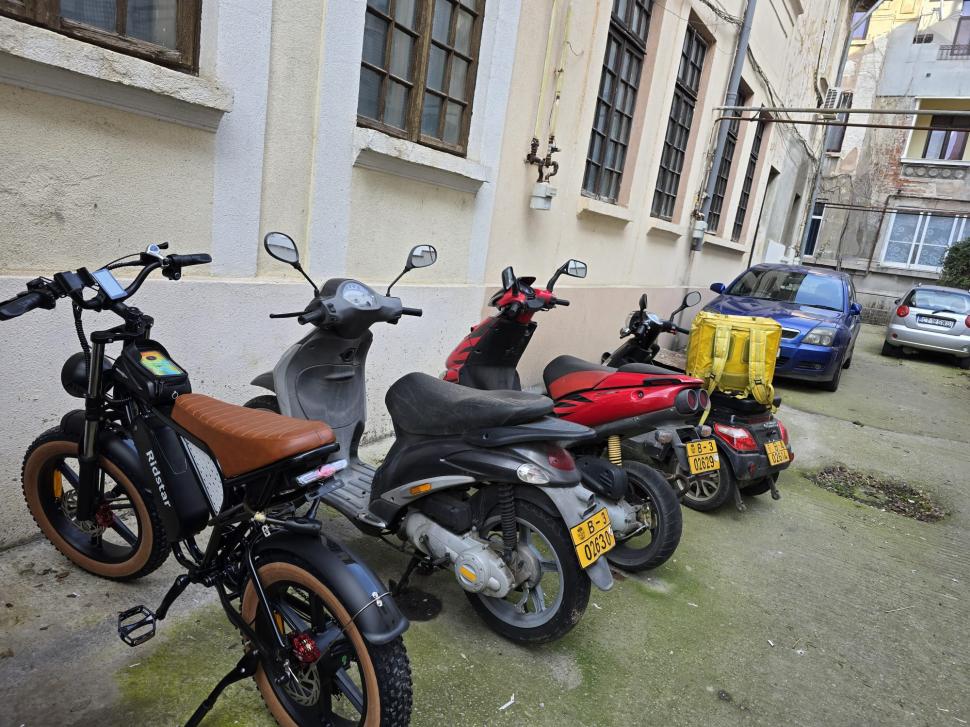 Livratorii asiatici și africani iau lecţii de circulaţie în Bucureşti. Câte accidente s-au produs, de fapt, din cauza lor 949307