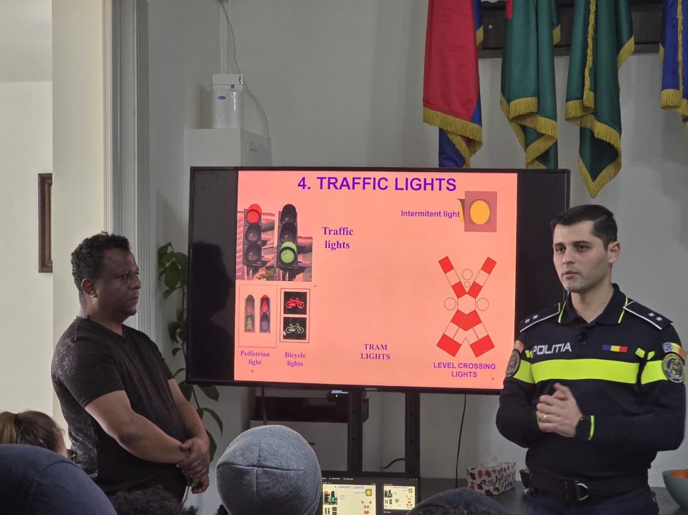 Livratorii asiatici și africani iau lecţii de circulaţie în Bucureşti. Câte accidente s-au produs, de fapt, din cauza lor 949315