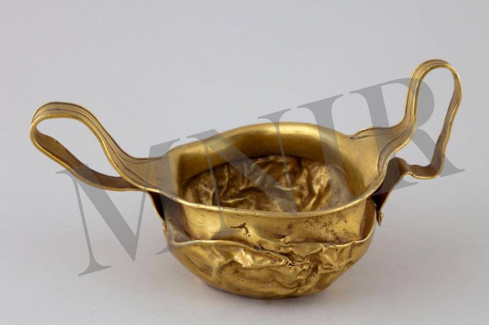 Povestea incredibilă a tezarului de la Rădeni vechi de 3.000 de ani. A stat 10 ani pe holul unei școli, aurul a fost confundat cu alama 949386