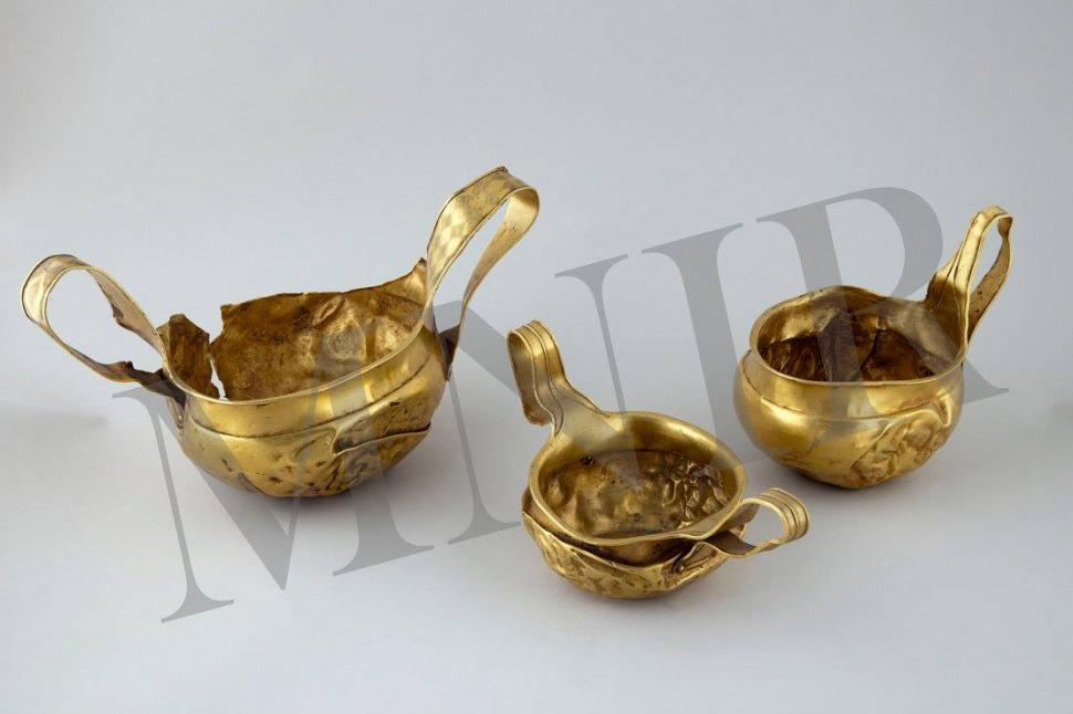 Povestea incredibilă a tezarului de la Rădeni vechi de 3.000 de ani. A stat 10 ani pe holul unei școli, aurul a fost confundat cu alama 949388