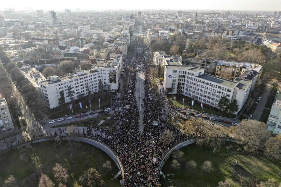 Haos în Serbia. Studenții au organizat din nou un protest masiv și au blocat podurile peste Dunăre la Novi Sad: „Apărăm libertatea” 949626