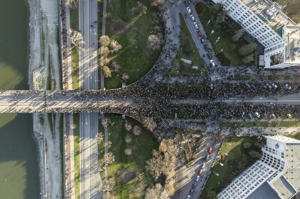 Haos în Serbia. Studenții au organizat din nou un protest masiv și au blocat podurile peste Dunăre la Novi Sad: „Apărăm libertatea” 949629