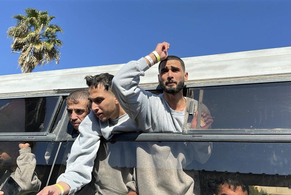 Imagini emoționante. Ostaticii israelieni și prizonierii palestinieni s-au reunit cu familiile lor: „A îndurat luni de zile de coșmar” 949641