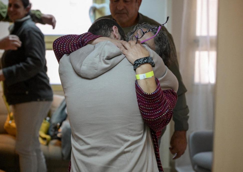 Imagini emoționante. Ostaticii israelieni și prizonierii palestinieni s-au reunit cu familiile lor: „A îndurat luni de zile de coșmar” 949642