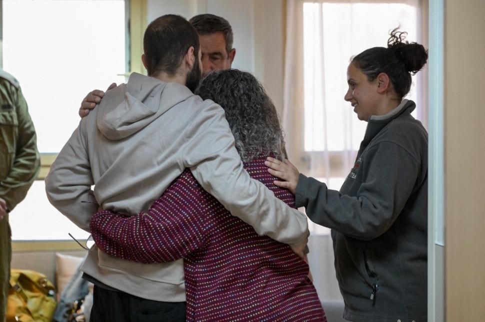 Imagini emoționante. Ostaticii israelieni și prizonierii palestinieni s-au reunit cu familiile lor: „A îndurat luni de zile de coșmar” 949643