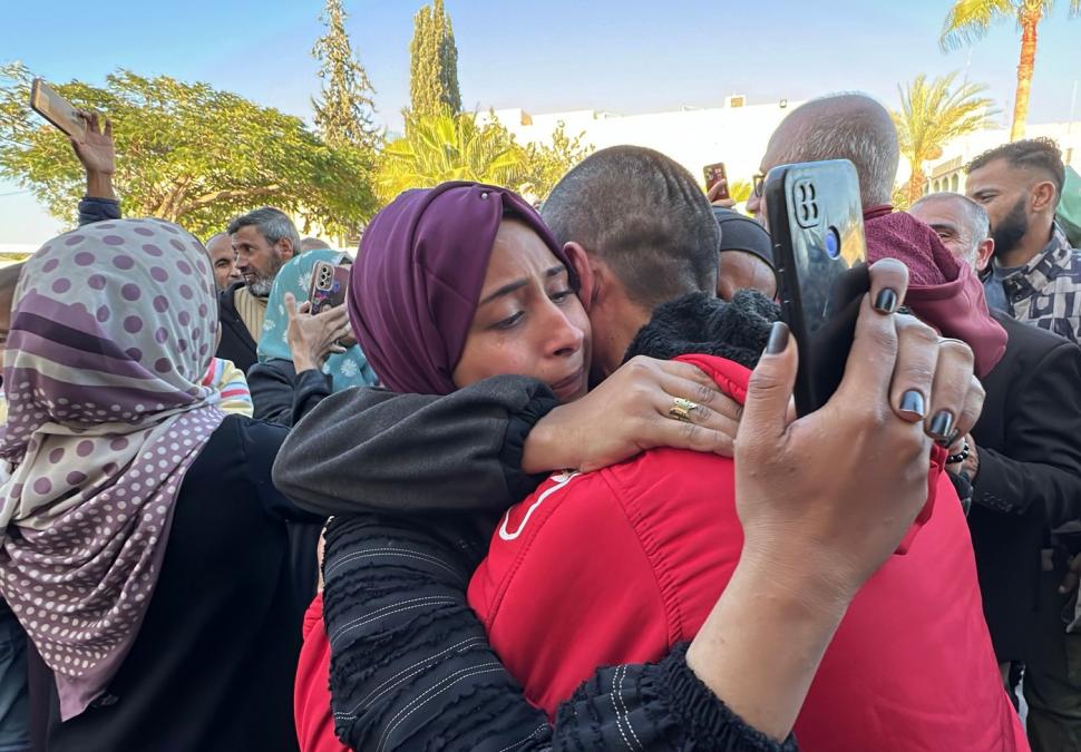 Imagini emoționante. Ostaticii israelieni și prizonierii palestinieni s-au reunit cu familiile lor: „A îndurat luni de zile de coșmar” 949646