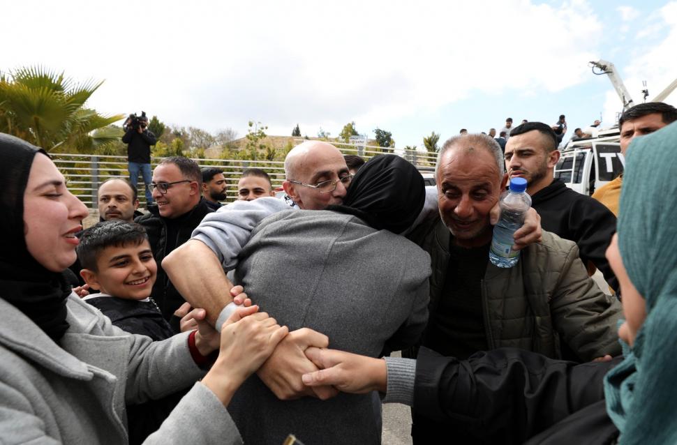 Imagini emoționante. Ostaticii israelieni și prizonierii palestinieni s-au reunit cu familiile lor: „A îndurat luni de zile de coșmar” 949647