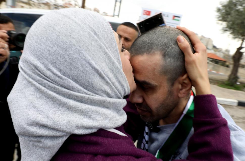 Imagini emoționante. Ostaticii israelieni și prizonierii palestinieni s-au reunit cu familiile lor: „A îndurat luni de zile de coșmar” 949648