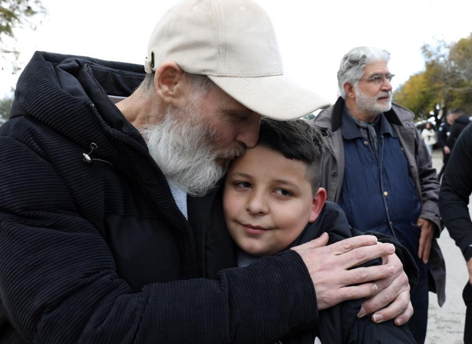 Imagini emoționante. Ostaticii israelieni și prizonierii palestinieni s-au reunit cu familiile lor: „A îndurat luni de zile de coșmar” 949649