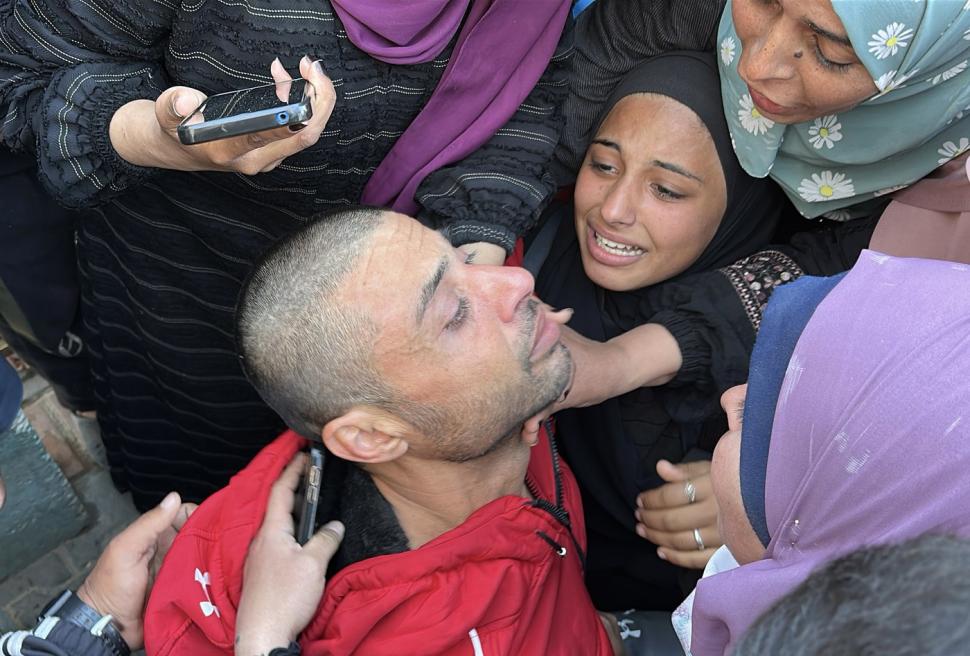 Imagini emoționante. Ostaticii israelieni și prizonierii palestinieni s-au reunit cu familiile lor: „A îndurat luni de zile de coșmar” 949650