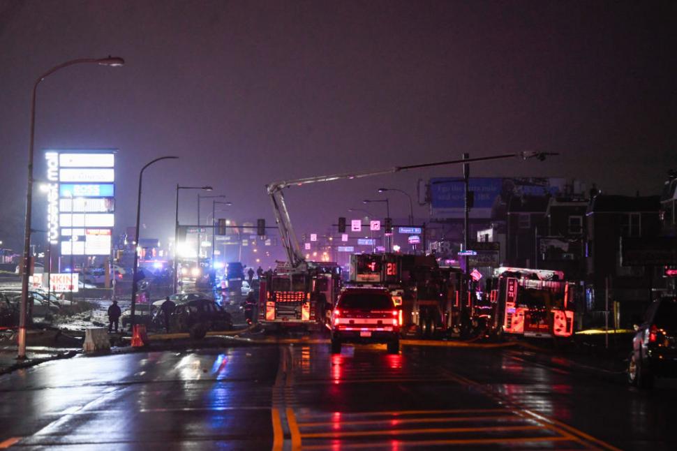 Un avion medical cu 6 persoane la bord s-a prăbușit în Philadelphia. Mai multe case au luat foc. Nu se știe dacă sunt supraviețuitori 949580