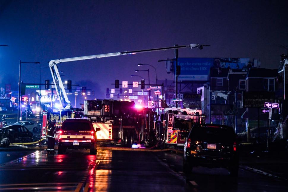 Un avion medical cu 6 persoane la bord s-a prăbușit în Philadelphia. Mai multe case au luat foc. Nu se știe dacă sunt supraviețuitori 949581