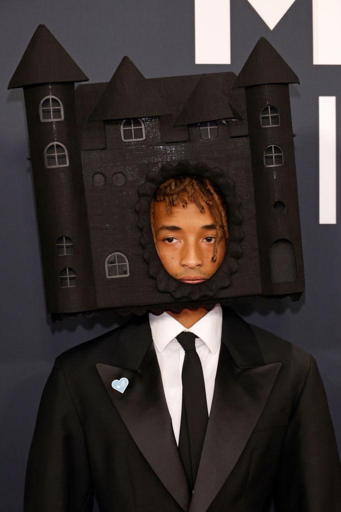 Apariție excentrică la Premiile Grammy: Jaden Smith a purtat pe cap „Castelul Vampirilor”, creat de un designer de origine română 949910