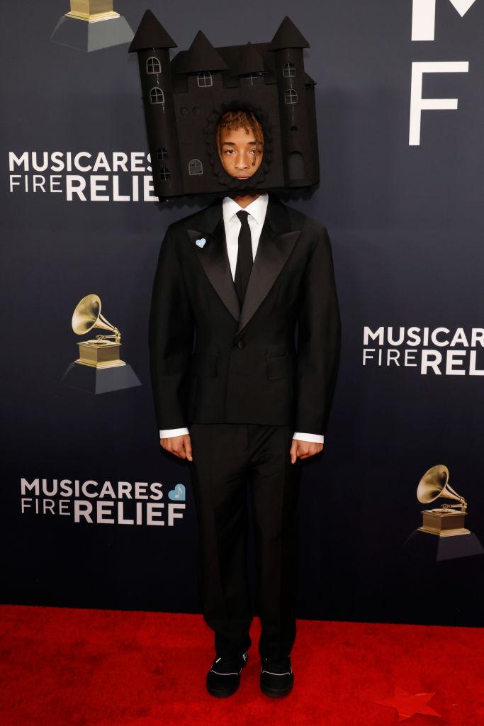 Apariție excentrică la Premiile Grammy: Jaden Smith a purtat pe cap „Castelul Vampirilor”, creat de un designer de origine română 949911