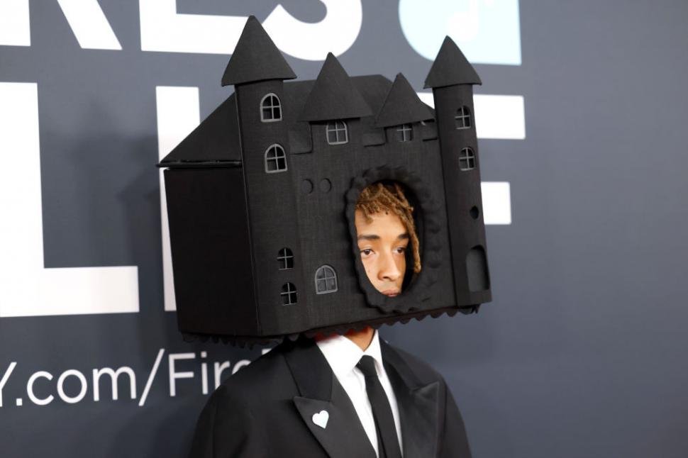 Apariție excentrică la Premiile Grammy: Jaden Smith a purtat pe cap „Castelul Vampirilor”, creat de un designer de origine română 949912