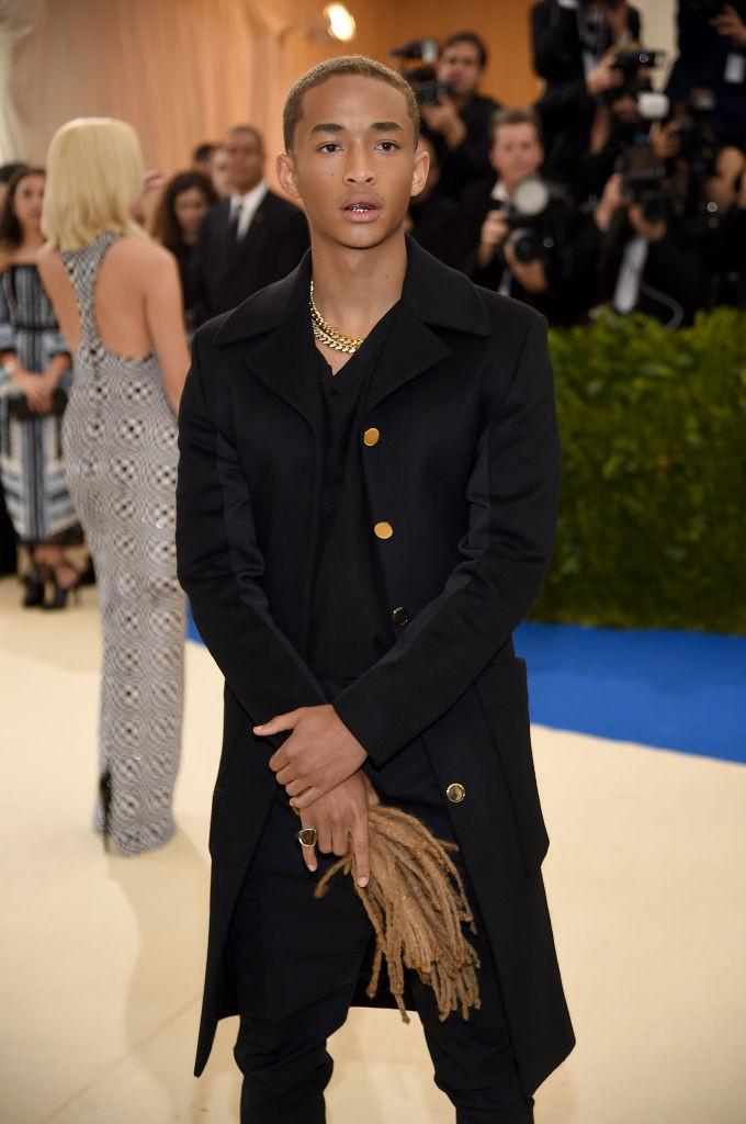 Apariție excentrică la Premiile Grammy: Jaden Smith a purtat pe cap „Castelul Vampirilor”, creat de un designer de origine română 949913