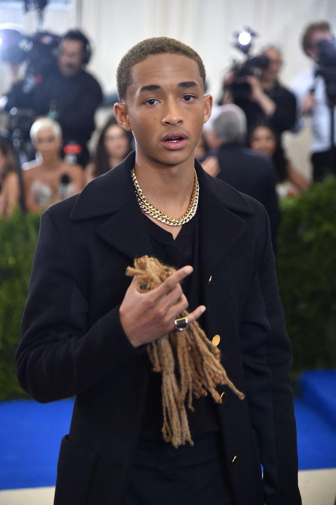 Apariție excentrică la Premiile Grammy: Jaden Smith a purtat pe cap „Castelul Vampirilor”, creat de un designer de origine română 949914