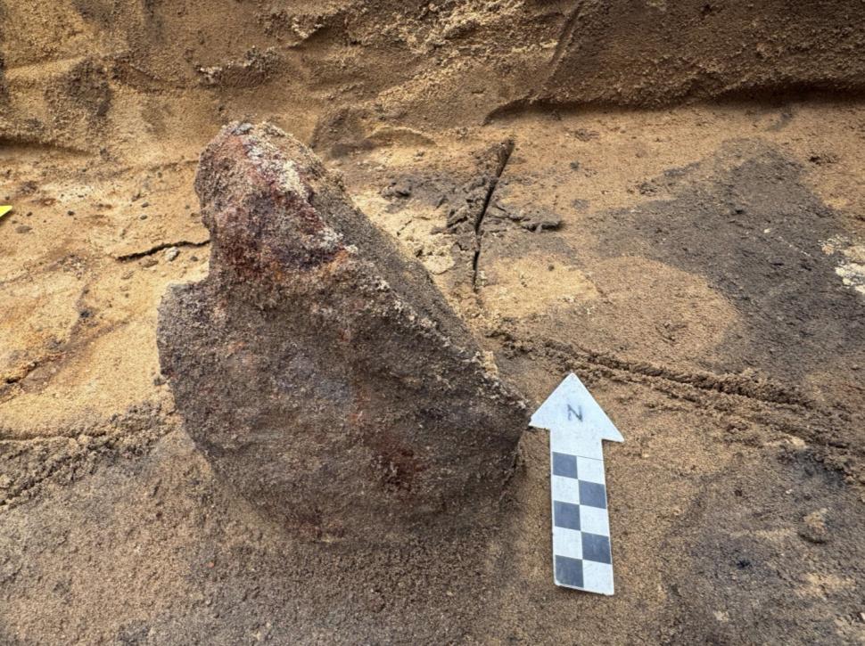 Descoperire arheologică „excepțional de rară”: Un coif roman, vechi de 1.500 de ani, a fost găsit în timpul lucrărilor la o autostradă 950008