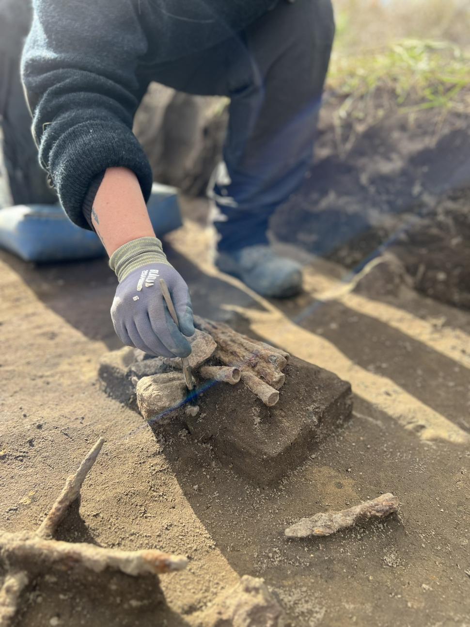 Descoperire arheologică „excepțional de rară”: Un coif roman, vechi de 1.500 de ani, a fost găsit în timpul lucrărilor la o autostradă 950011