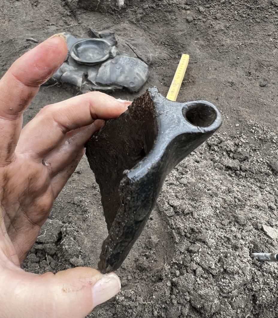 Descoperire arheologică „excepțional de rară”: Un coif roman, vechi de 1.500 de ani, a fost găsit în timpul lucrărilor la o autostradă 950017