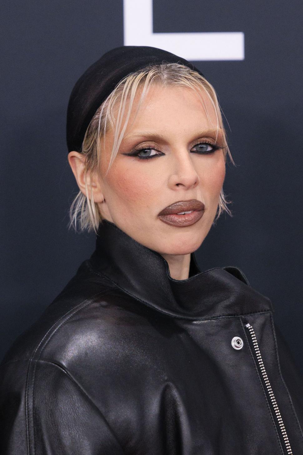 Și fosta iubită a lui Kanye West a apărut aproape dezbrăcată la Grammy 2025 949867