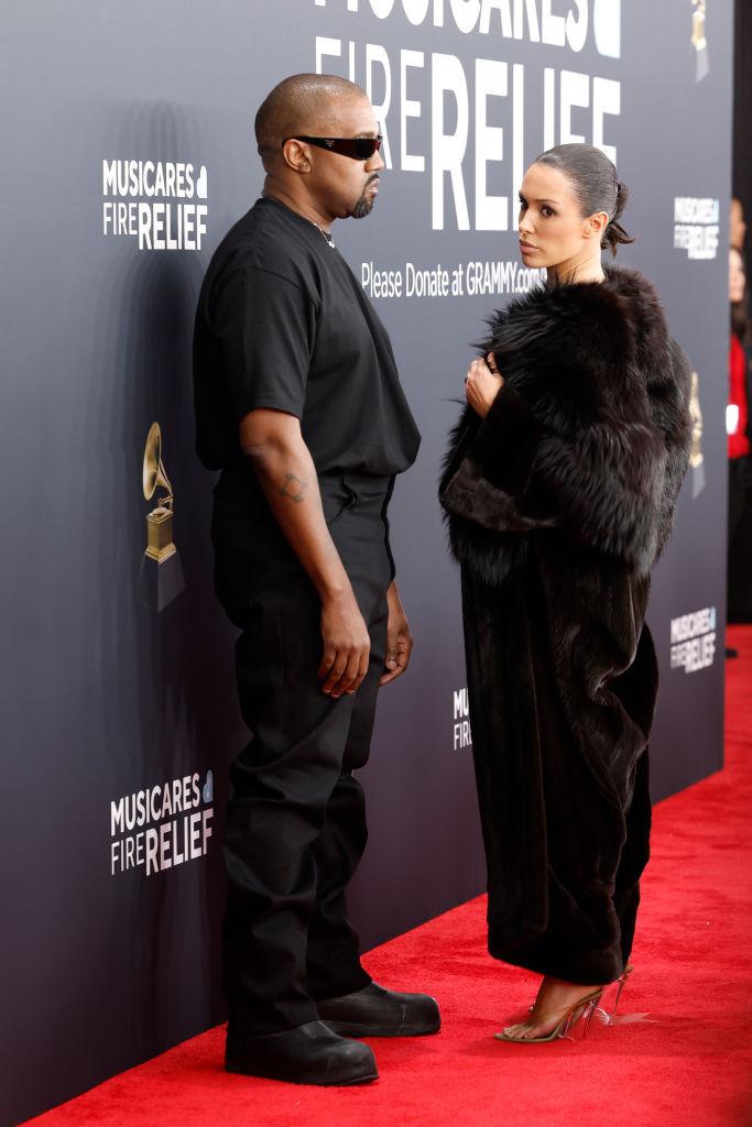 Kanye West și soția lui nu au fost dați afară de la Premiile Grammy. Ce s-a întâmplat, de fapt, după ce Bianca Censori s-a dezbrăcat 950218