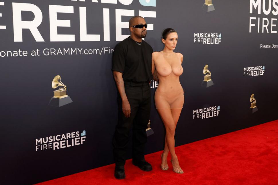 Kanye West și soția lui nu au fost dați afară de la Premiile Grammy. Ce s-a întâmplat, de fapt, după ce Bianca Censori s-a dezbrăcat 950221