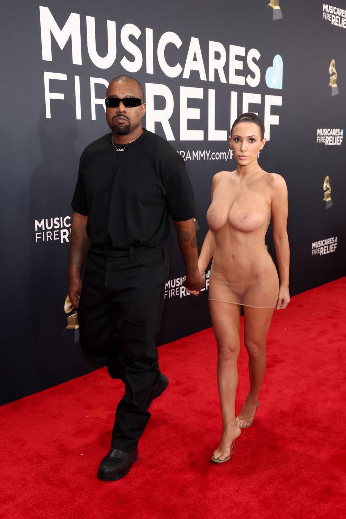 Kanye West și soția lui nu au fost dați afară de la Premiile Grammy. Ce s-a întâmplat, de fapt, după ce Bianca Censori s-a dezbrăcat 950223