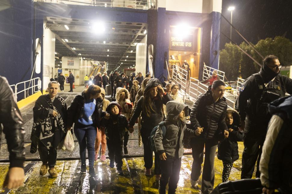 Speriați de cutremure, oamenii fug din Santorini și iau cu asalt avioanele și feriboturile. Autoritățile se tem de un dezastru 950062