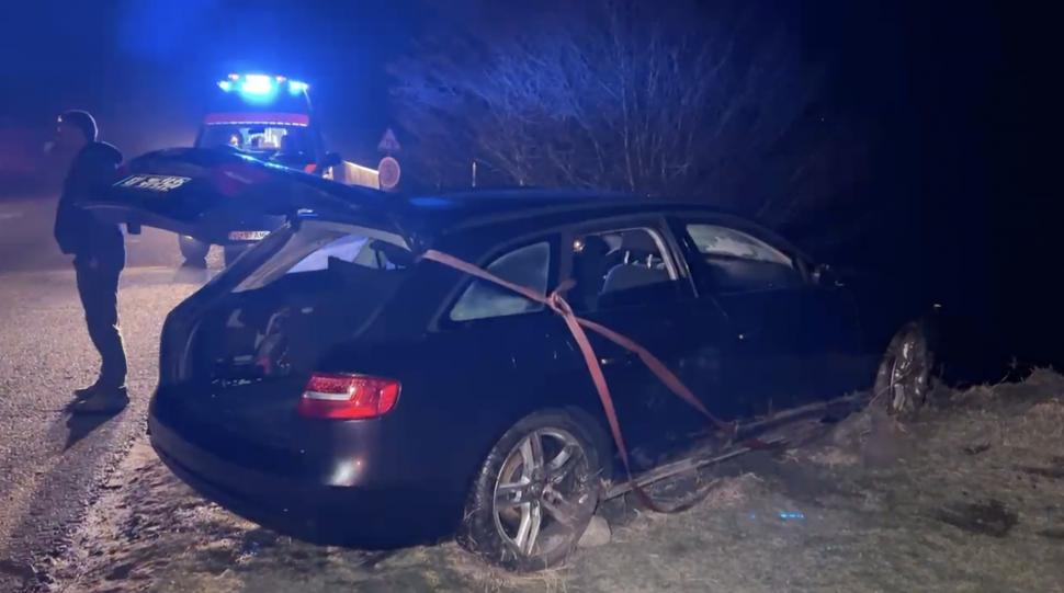 „Au stat sub apă 10-15 minute” Tânăra de 23 de ani și tatăl ei au murit, după ce au plonjat cu mașina în Olt. Copilul e în stare gravă 950305