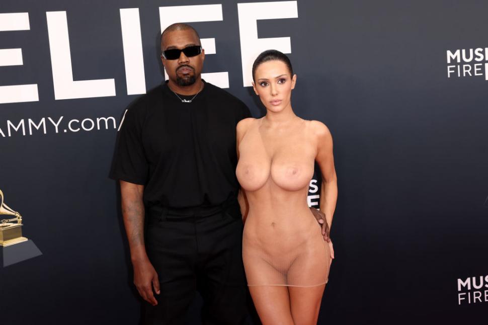 Un cititor pe buze a dezvăluit ce i-a spus Kanye West soției sale, înainte să pozeze în rochia transparentă la Grammy 2025   950450