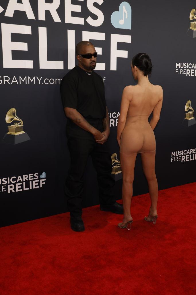 Un cititor pe buze a dezvăluit ce i-a spus Kanye West soției sale, înainte să pozeze în rochia transparentă la Grammy 2025   950457